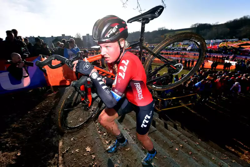 Annemarie Worst, who fell on MTB, underwent successful shoulder surgery.