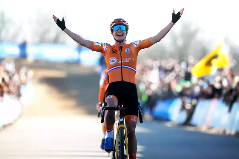 Marianne Bos debuts rainbow jersey in cyclocross "Killemko Nacht van Vuurden".
