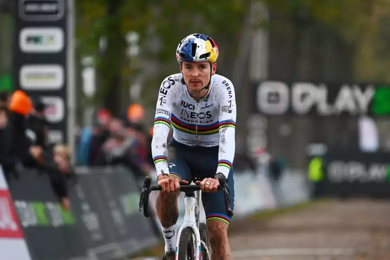 Tom Pidcock shows off his rainbow jersey and bike, but makes "too many mistakes.