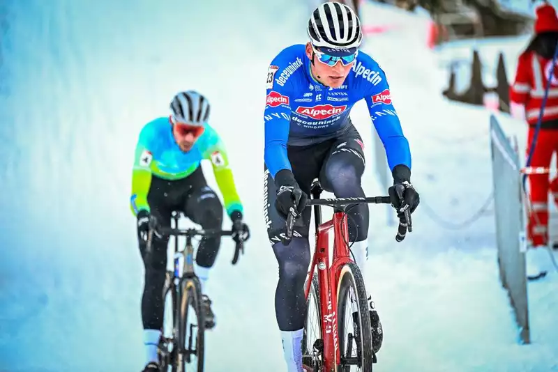 Mathieu van der Pol, "scared" by the snow and ice in Val di Sole, and his father, Adrie.