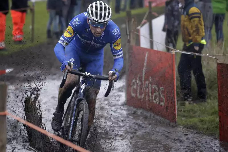 Stybar Enjoys "Tough" Cyclocross Return at Etias Cross