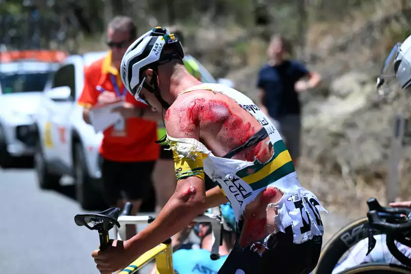 Luke Plapp crashes on stage 3 of the Tour Down Under.